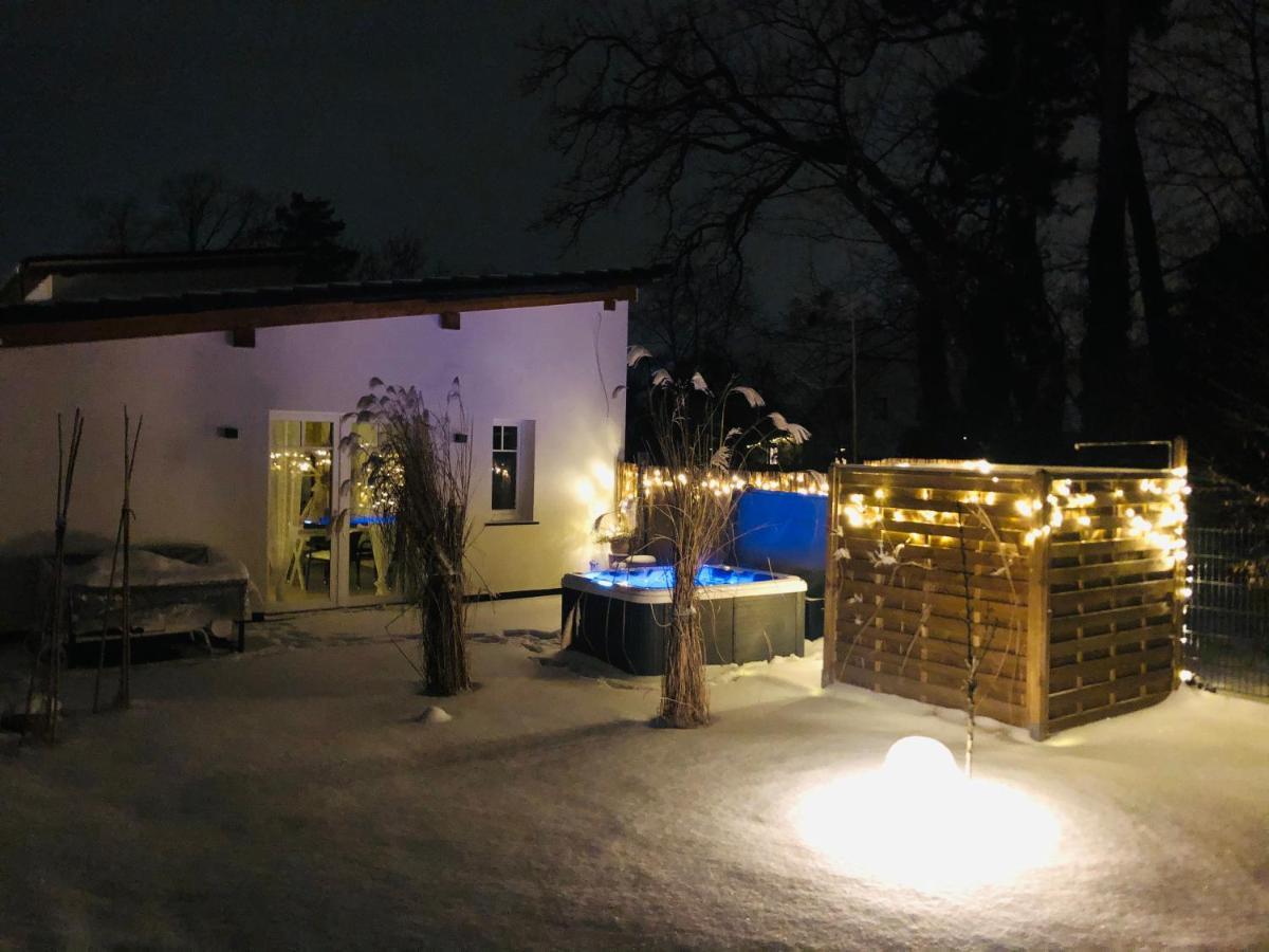 Gartenloft Mit Outdoor Whirlpool Und Garten ペータースハーゲン・エッガースドルフ エクステリア 写真