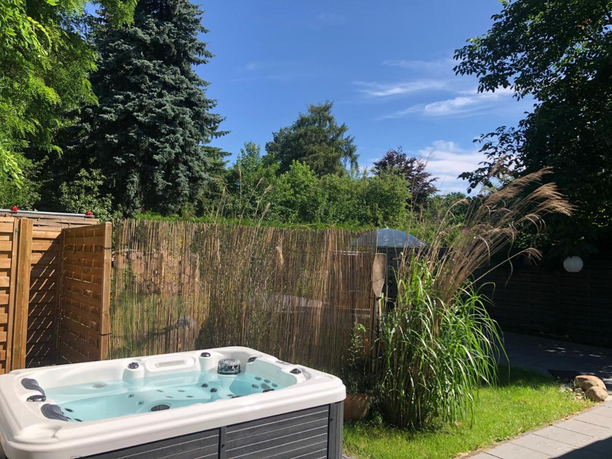 Gartenloft Mit Outdoor Whirlpool Und Garten ペータースハーゲン・エッガースドルフ エクステリア 写真