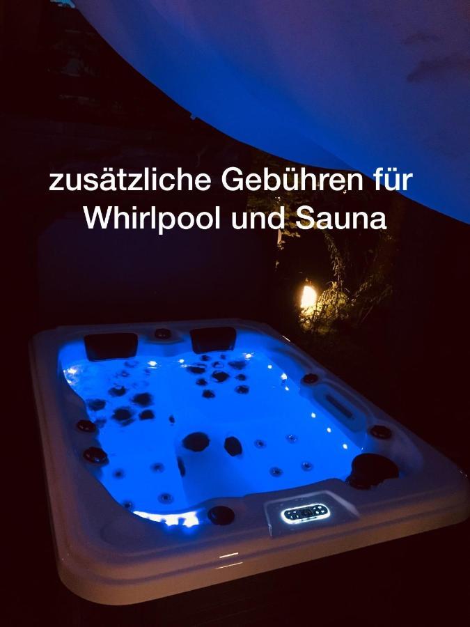 Gartenloft Mit Outdoor Whirlpool Und Garten ペータースハーゲン・エッガースドルフ エクステリア 写真